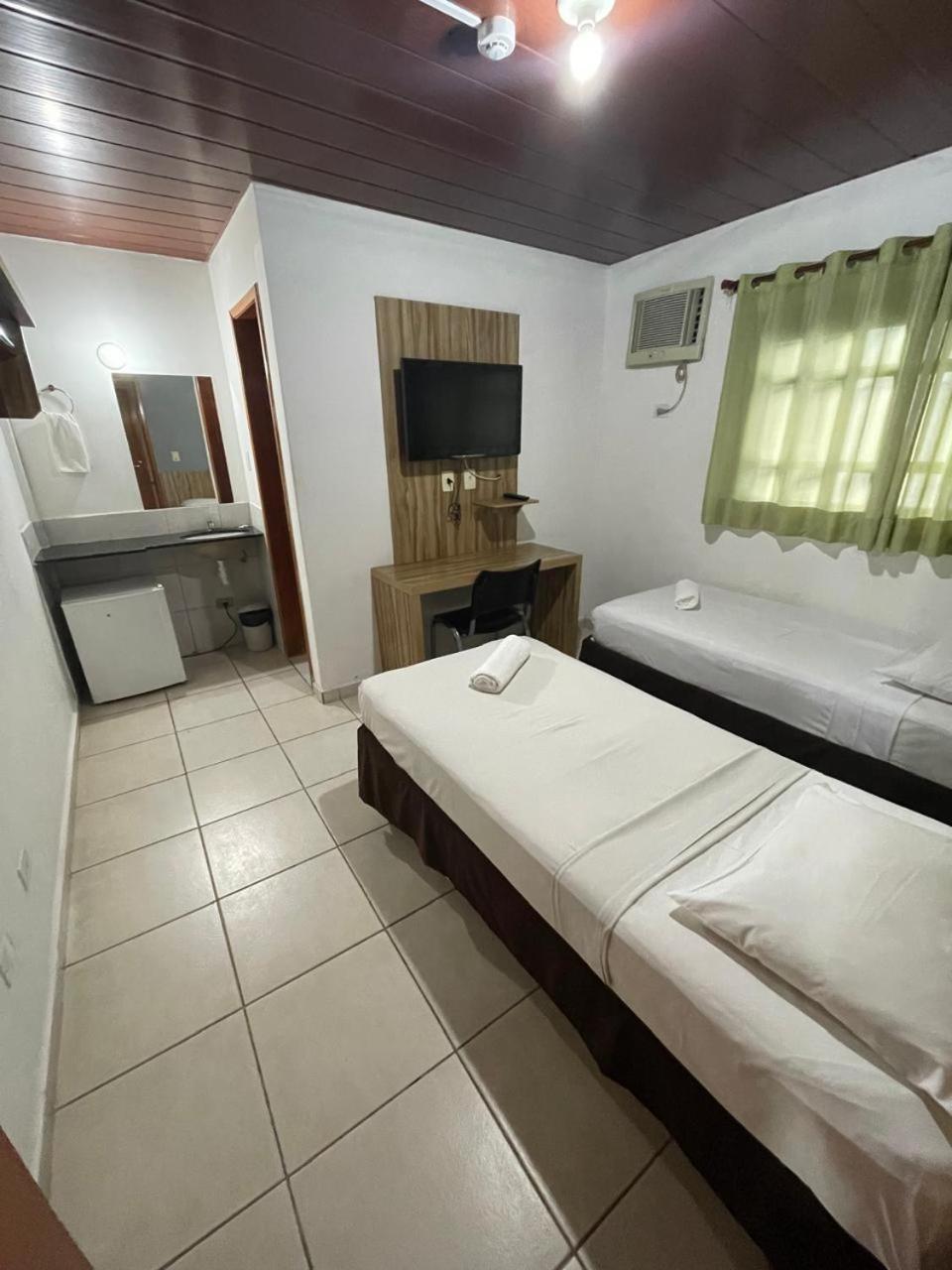 Quarto Econômico com 2 Camas de Solteiro